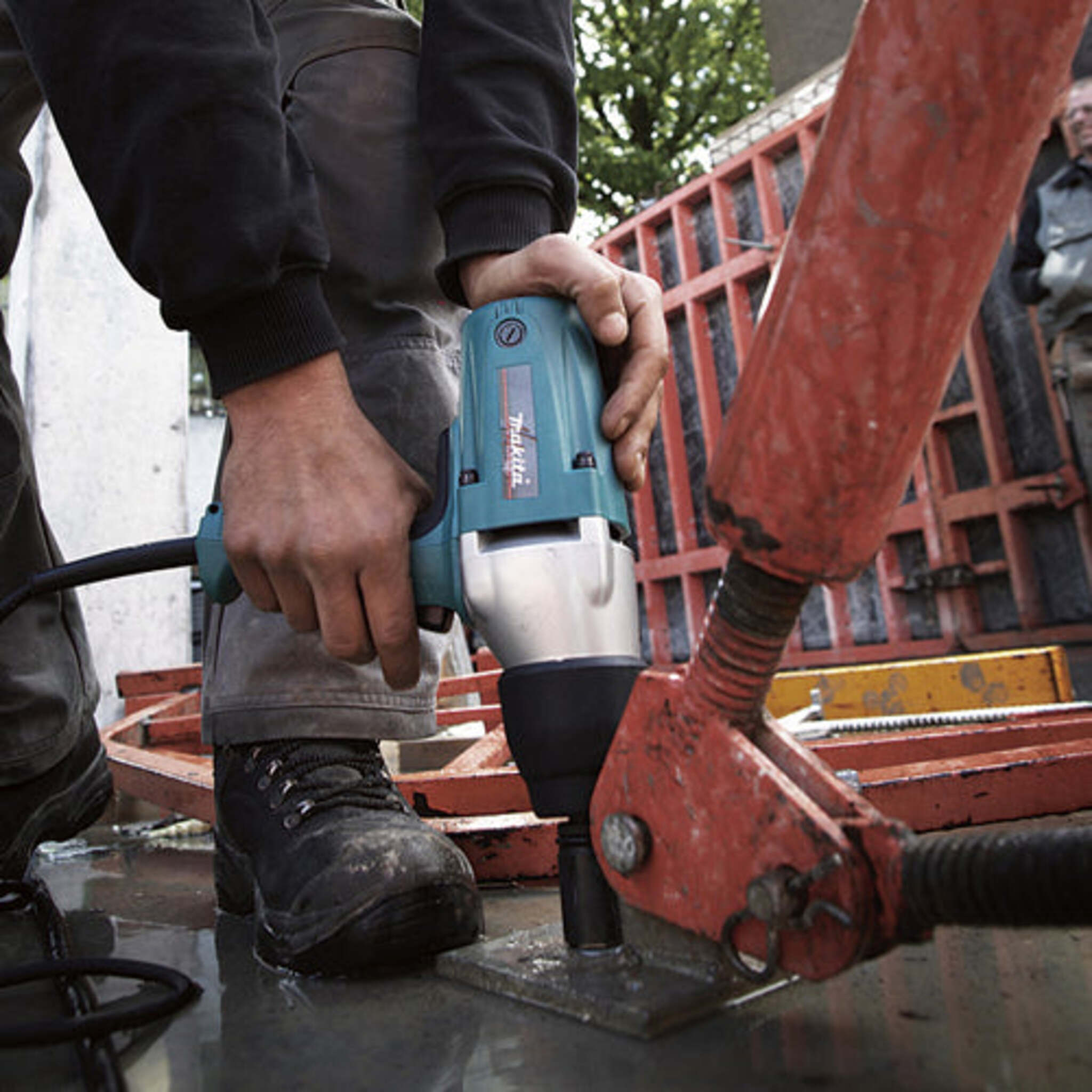 Makita TW0350 1/2" Reversible Impact Wrench with Case: 258 ft/lbs Torque, 3.5 AMP Motor, Ergonomic, Heavy Duty Design, Rocker Switch, Durable Housing