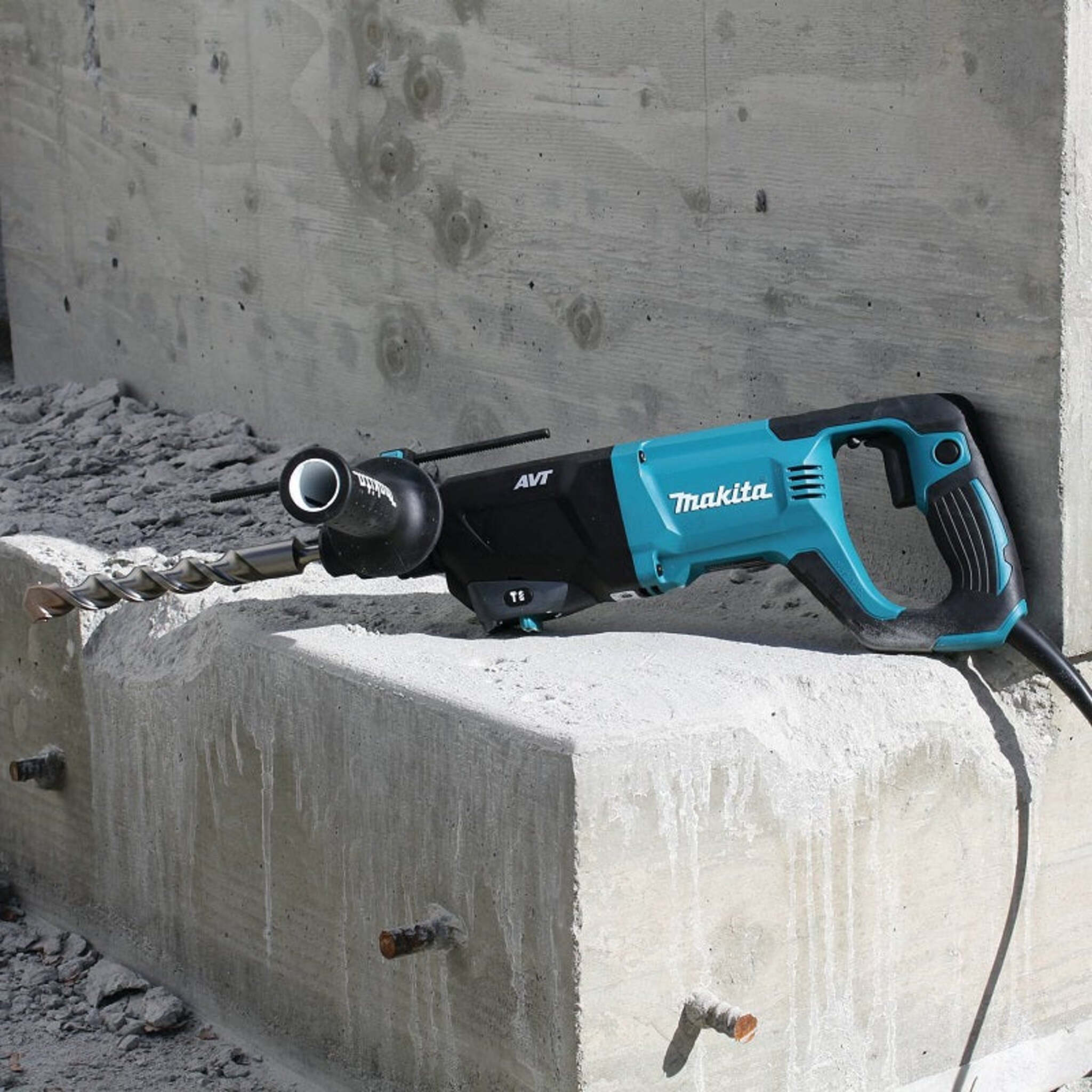 Makita HR2641 1" Rotary Hammer SDS-PLUS with Anti-Vibration Technology, Torque Limiter, and Retractable Sky Hook for Concrete, Steel, and Wood