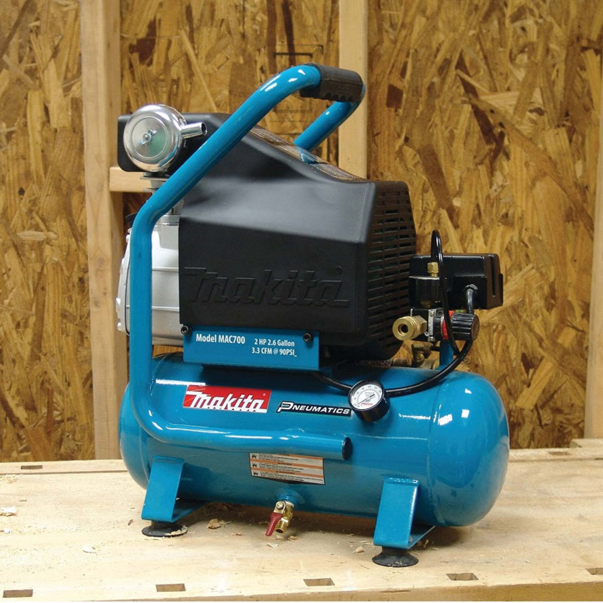 Makita MAC700 2 HP Air Compressor with Big Bore™ Technology – Quiet, High Output, Durable Cast Iron Pump – Oil-Lubricated, Low Amperage, Easy Connect