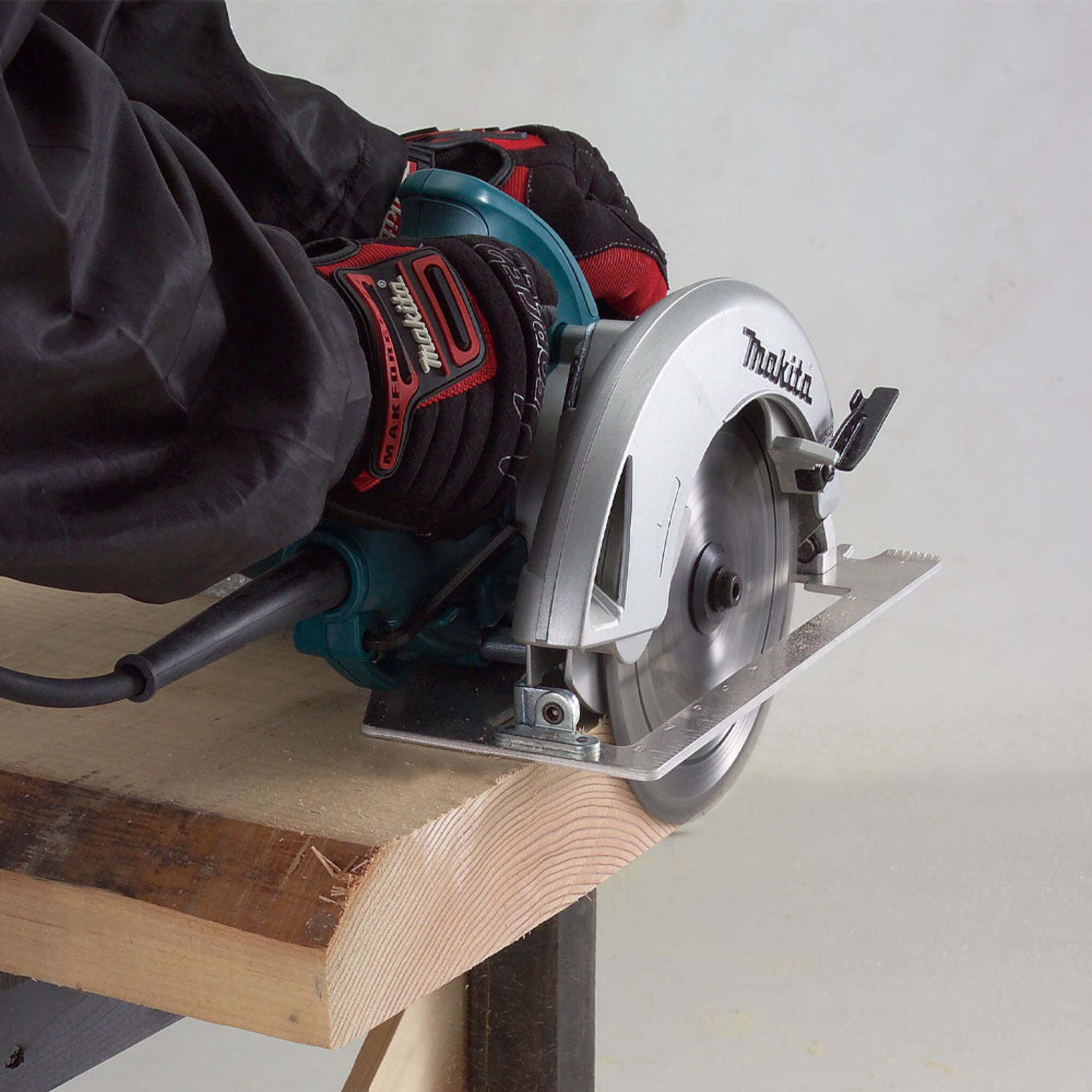 Makita 5007NB 7-1/4" Circular Saw, 2-3/8" Cutting Capacity, Heavy-Duty Aluminum Base, 45° Bevel, Well-Balanced Design, AC/DC Operation, Precision Cutting