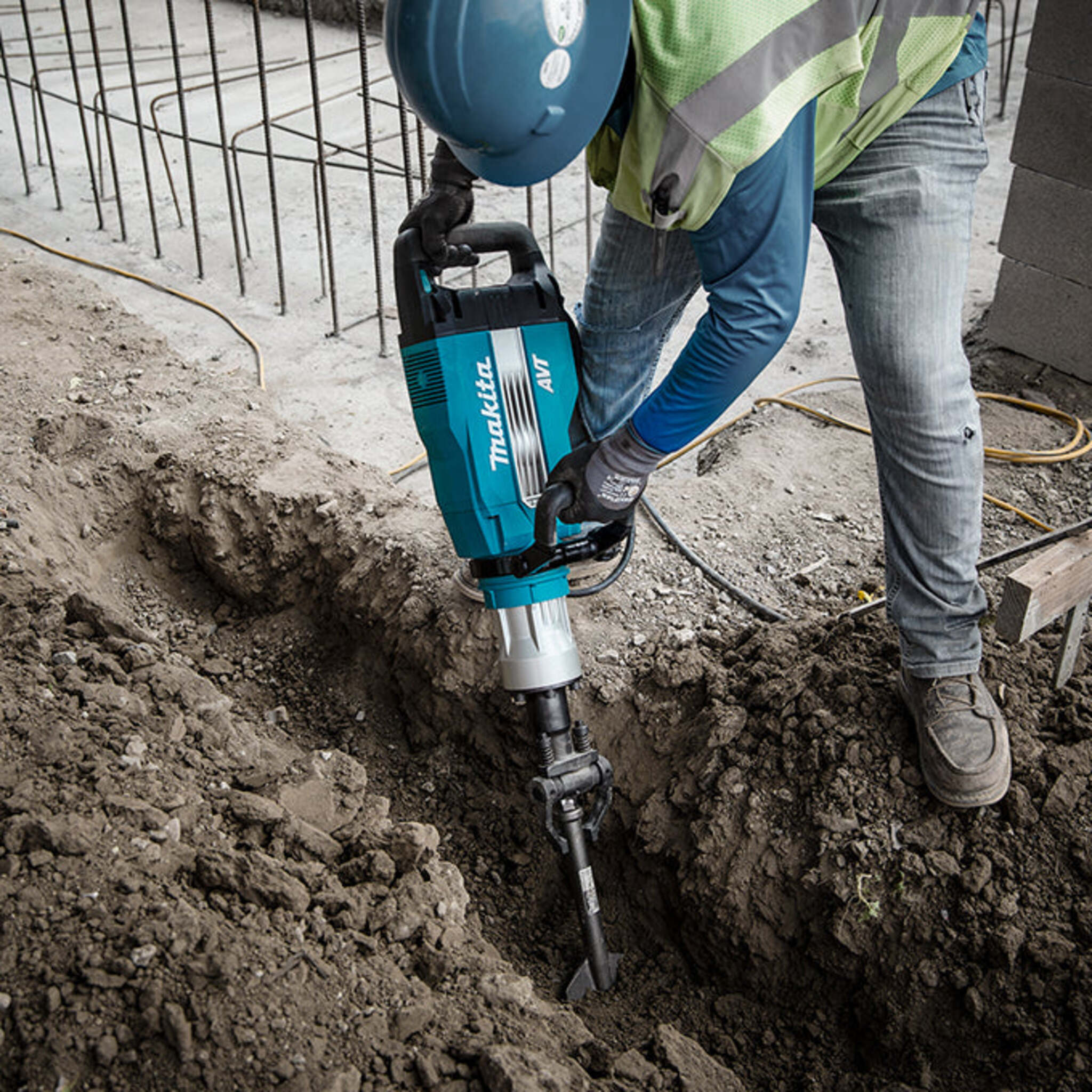 Makita HM1512 45 lbs Demolition Hammer, 1-1/8" Hex, Anti-Vibration Technology, Soft Start, Ergonomic Grip, Auto-Shut Off, LED Indicators, Heavy-Duty