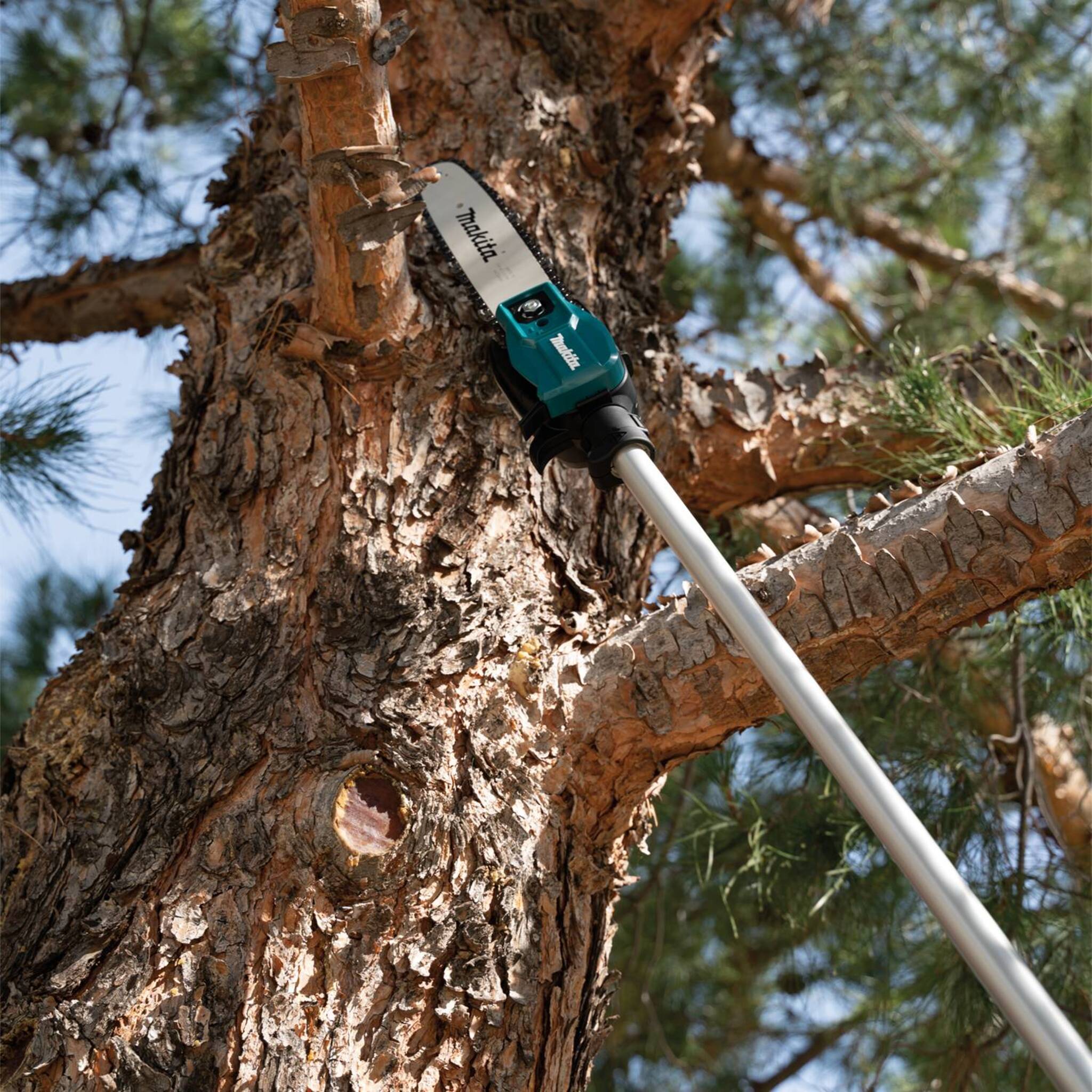 Makita 40Vmax XGT Brushless 10" Telescopic Pole Chainsaw Kit - 13' Reach, 4.0Ah Battery, Rapid Charger, Slim Head, Branch Hook, Accessories Included